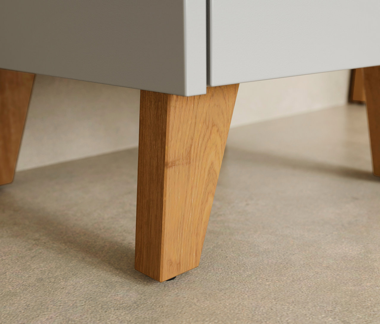 Detailansicht eines grauen Möbelstücks mit hellbraunen Holzbeinen.