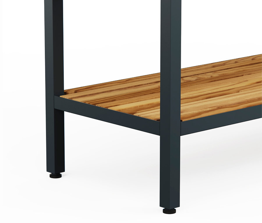 Detailansicht eines Tisches mit einer Holzplatte und einem dunklen Metallrahmen.