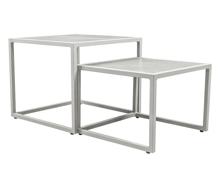 Zwei graue Couchtische mit quadratischen Tischplatten und Metallgestellen.
