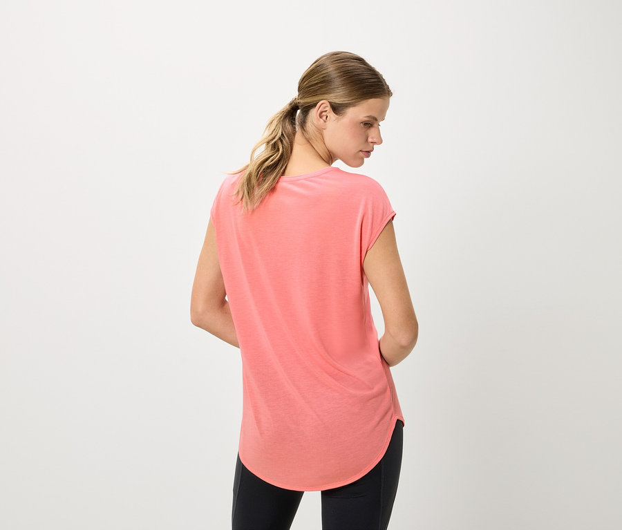Frau von hinten, trägt ein rosa T-Shirt und schwarze Leggings.
