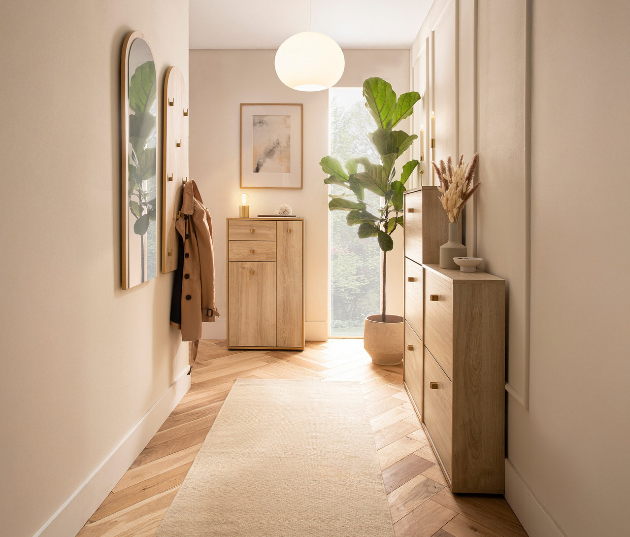 Flur mit einem »Flora« Spiegelelement an der Wand, einer Garderobe und einem Schuhschrank.