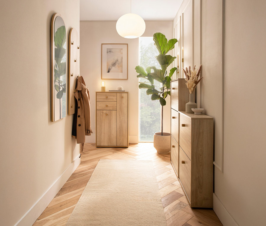 Flur mit einem »Flora« Spiegelelement an der Wand, einer Garderobe und einem Schuhschrank.