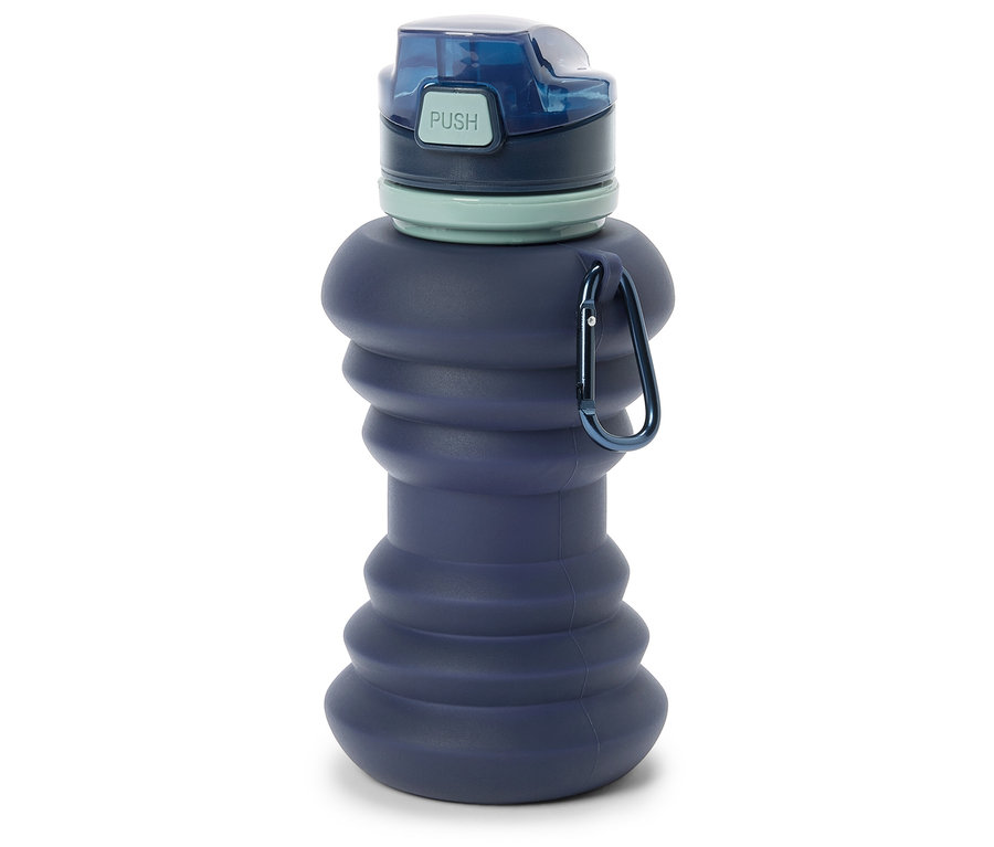 Eine blaue, faltbare Wasserflasche mit einem blauen Verschluss und einem Karabinerhaken steht auf einem weißen Hintergrund.