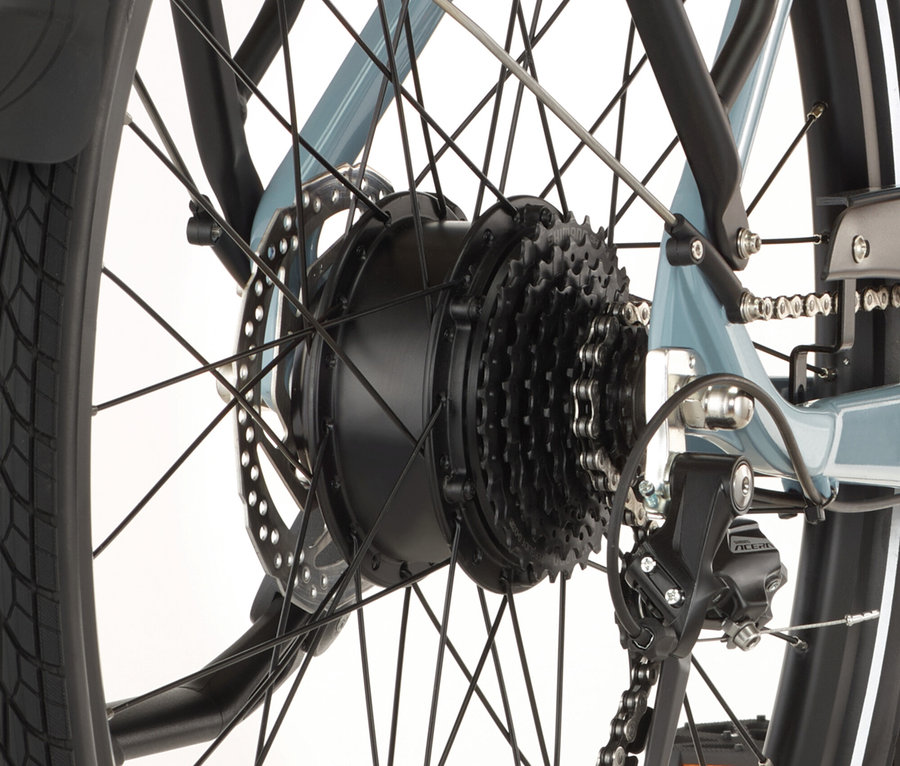 Nahaufnahme vom Hinterrad eines FISCHER Trekking-E-Bike VIATOR MOVE mit Trapez-Rahmen, mit Gangschaltung und Motor.