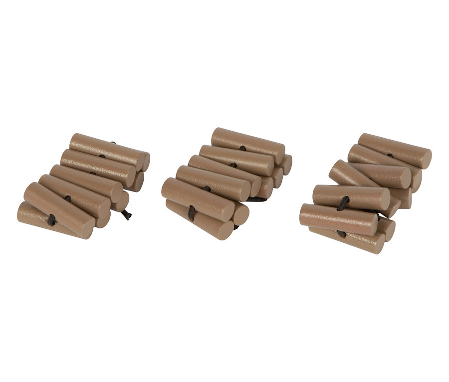Drei Haufen des small foot Pferdefutter-Sets mit Tasche, bestehend aus jeweils 10 braunen Holzscheiten, die mit einem schwarzen Band zusammengebunden sind.