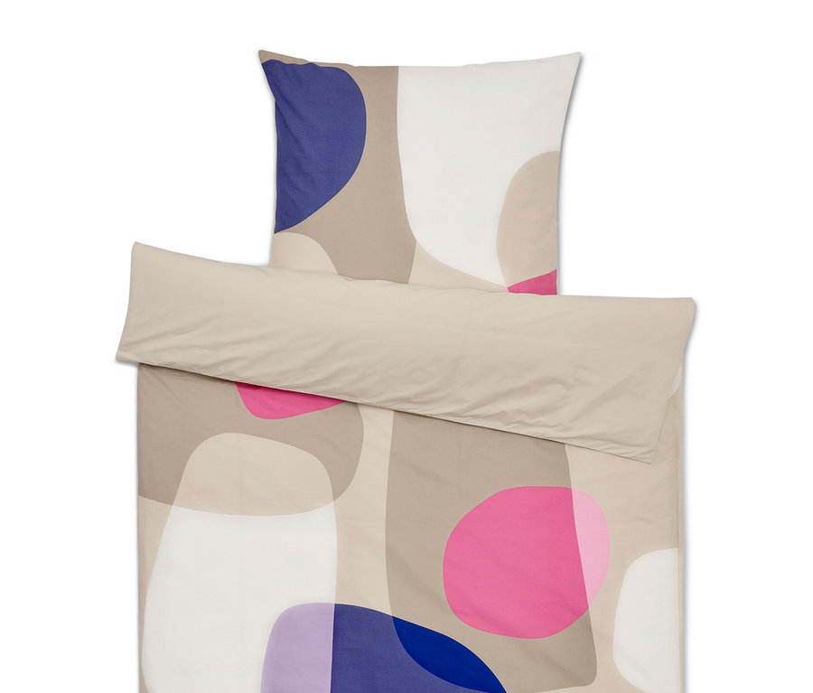 Bettwäsche mit abstrakten Formen in Blau, Rosa, Beige und Weiß.