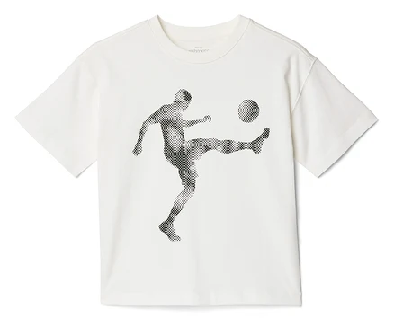 Weißes T-Shirt mit einer Illustration eines Fußballspielers, der einen Ball tritt.