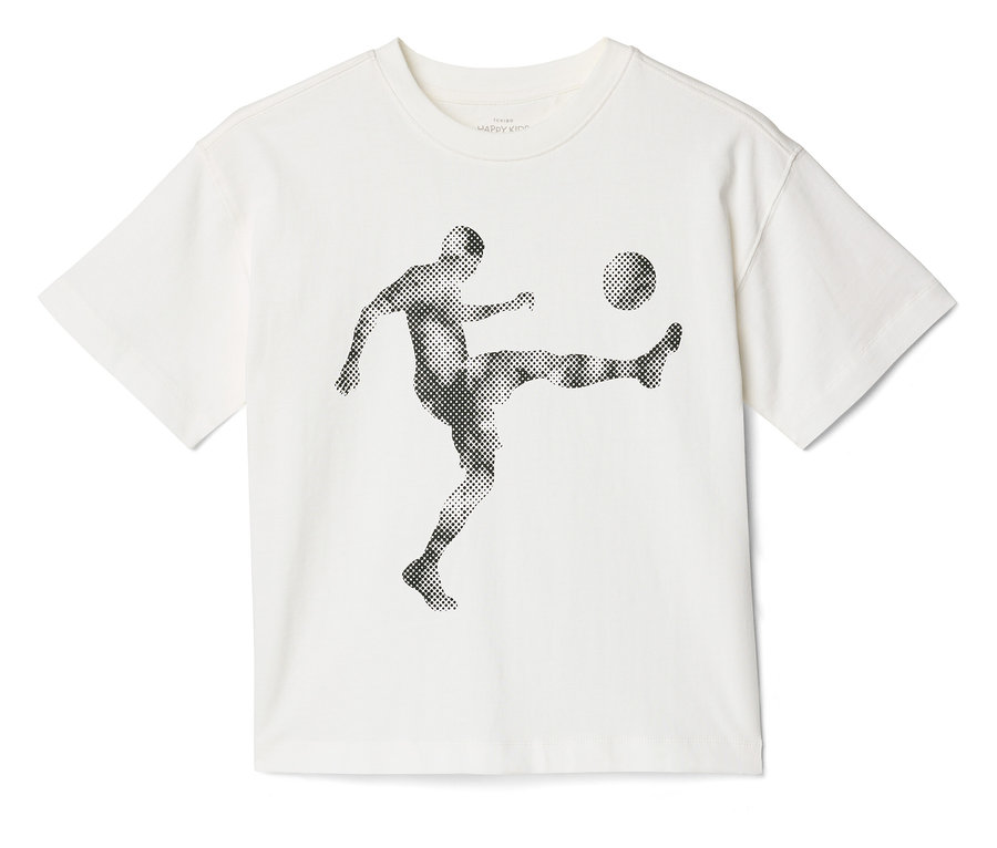 Weißes T-Shirt mit einer Illustration eines Fußballspielers, der einen Ball tritt.