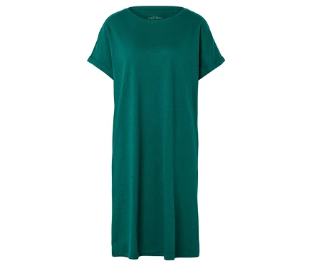 Ein grünes T-Shirt-Kleid liegt auf einem weißen Hintergrund.
