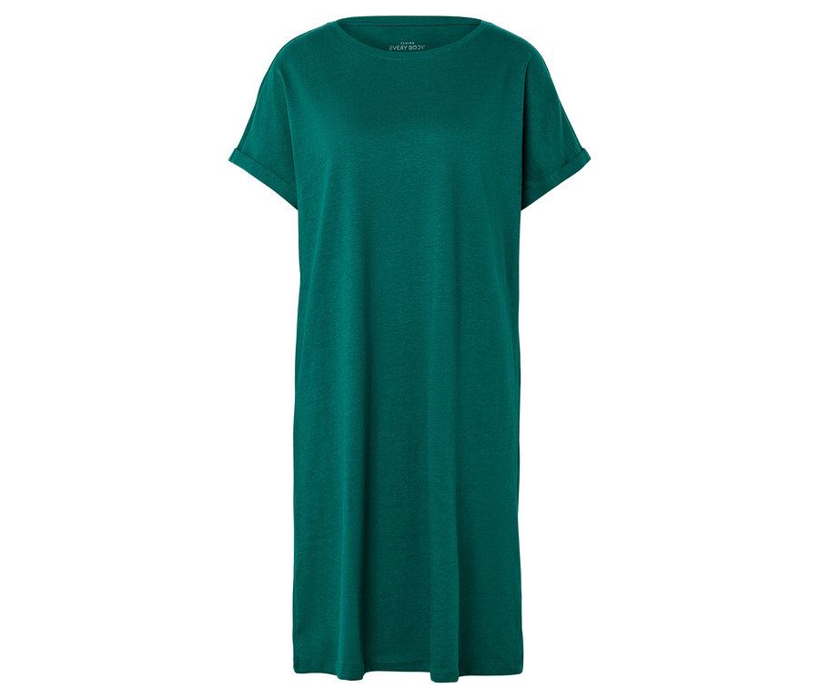 Ein grünes T-Shirt-Kleid liegt auf einem weißen Hintergrund.