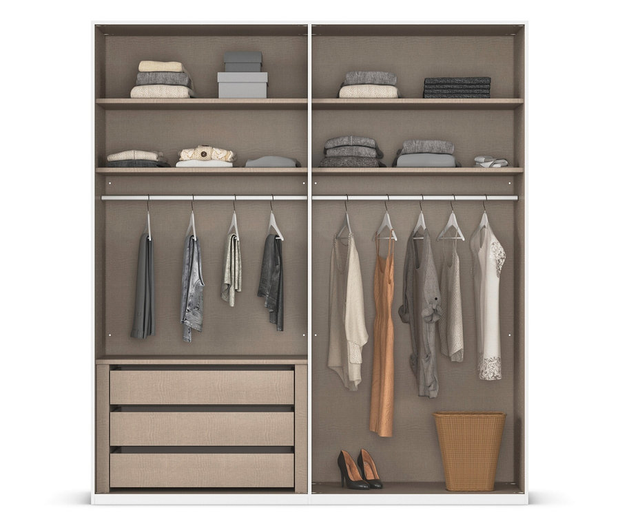 Offener Kleiderschrank mit Regalen, Schubladen, hängender Kleidung, Schuhen und einem Korb.