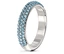 Nahaufnahme eines silberfarbenen Rings, der mit hellblauen Kristallen besetzt ist.