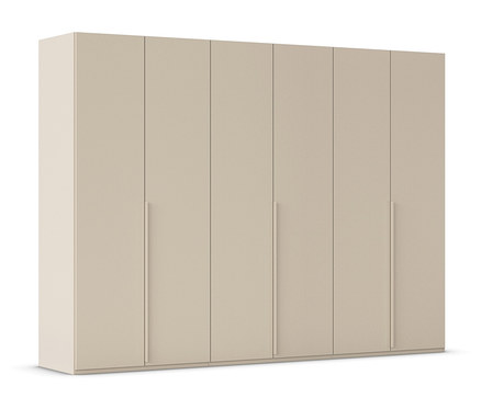 Beiger Kleiderschrank mit sechs Türen und langen, schmalen Griffen.