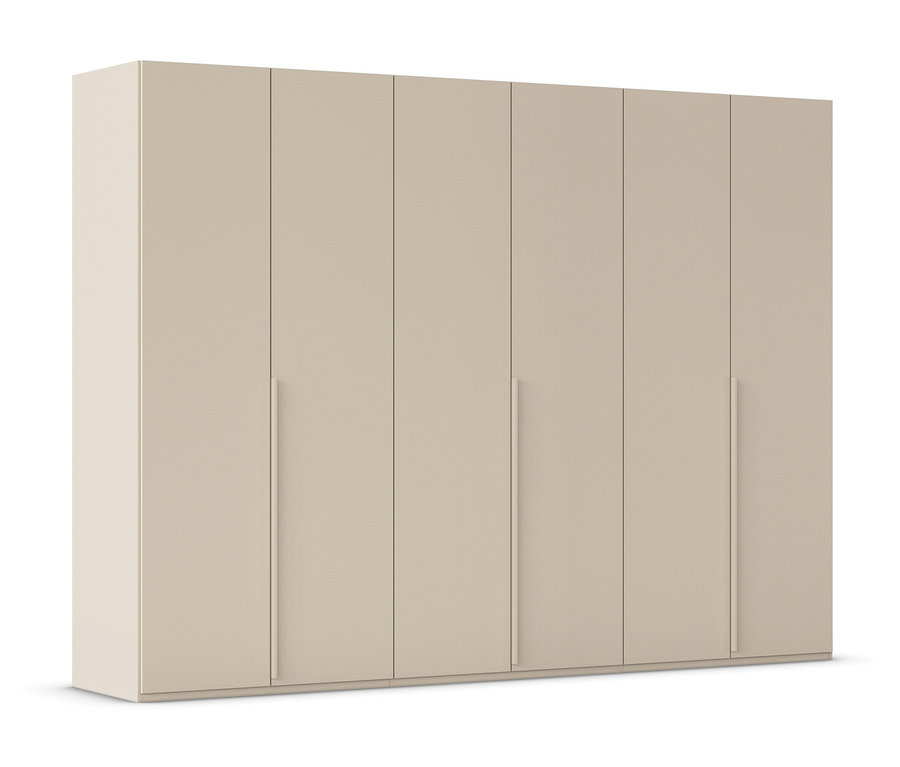 Beiger Kleiderschrank mit sechs Türen und langen, schmalen Griffen.