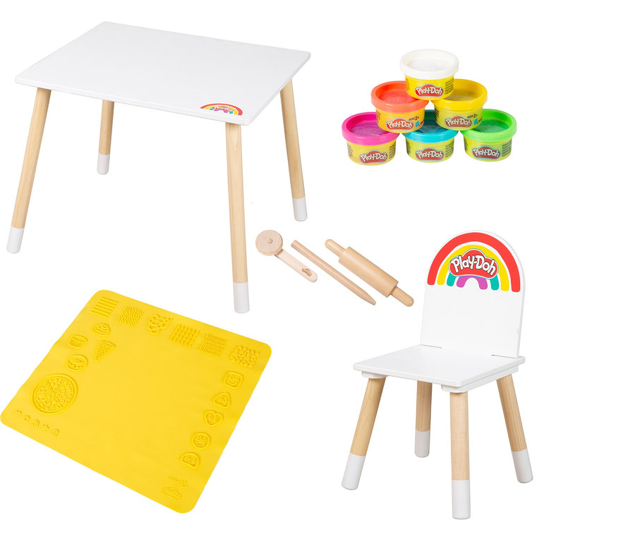 Ein weißer Kindertisch und -stuhl mit Play-Doh-Logo, sechs Dosen Play-Doh, gelbe Matte und Holzwerkzeuge sind zu sehen.