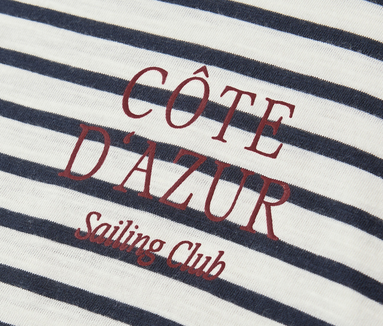 Nahaufnahme des navy-weiß gestreiften Street One T-Shirts mit dem roten Schriftzug "Côte D'Azur Sailing Club".