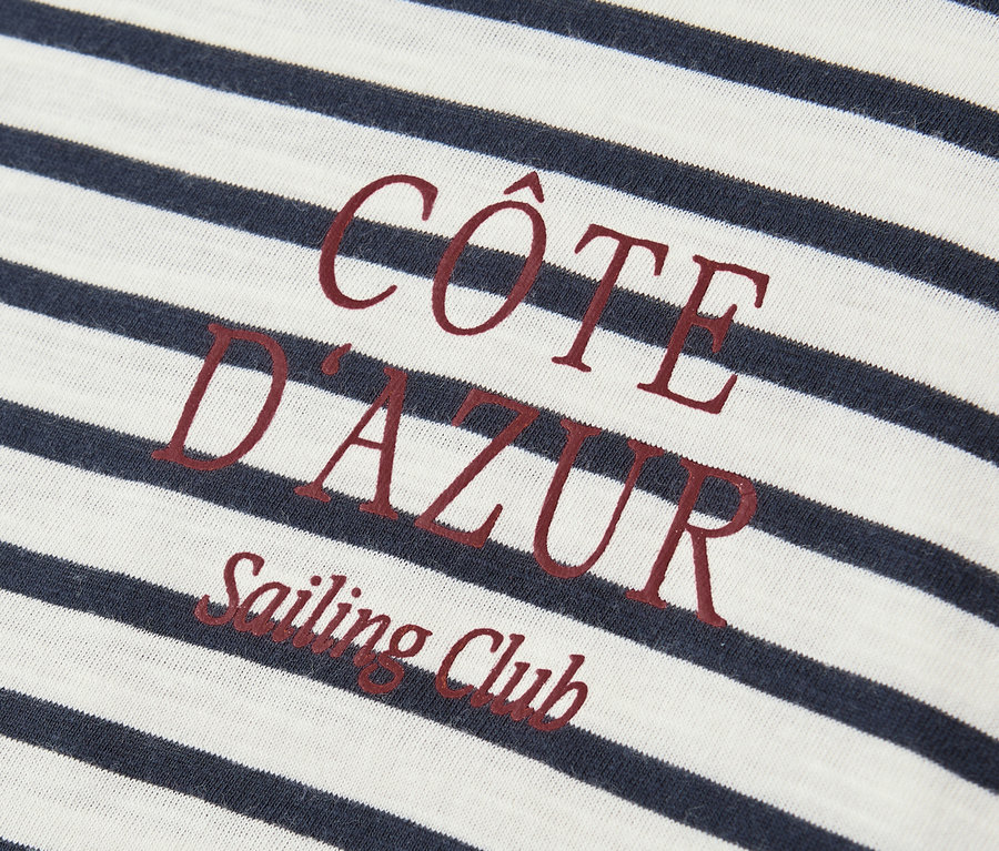 Nahaufnahme des navy-weiß gestreiften Street One T-Shirts mit dem roten Schriftzug "Côte D'Azur Sailing Club".
