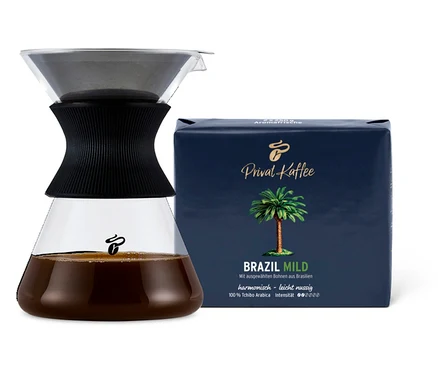 Kaffeebereiter aus Glas mit Filter und eine Packung Privat Kaffee Brazil Mild.