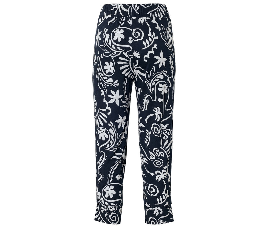 Eine Hose mit einem weißen Blumenmuster auf blauem Grund.