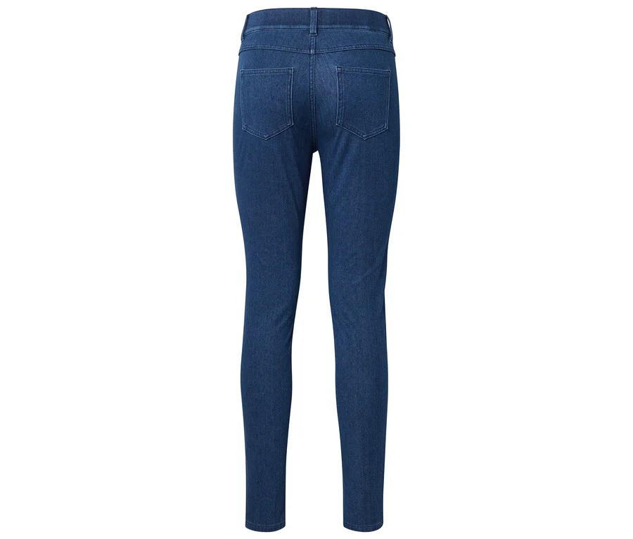 Rückansicht einer dunkelblauen, eng anliegenden Jeans mit Gesäßtaschen.