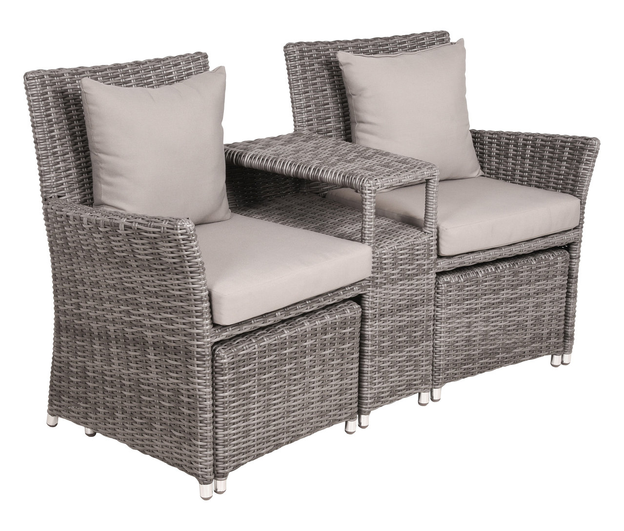 Zwei graue Rattansessel mit hellgrauen Kissen und einem integrierten Tisch in der Mitte stehen nebeneinander.