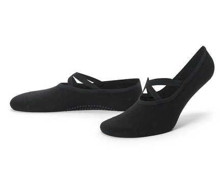 Zwei schwarze Yoga-Füßlinge mit gekreuzten Riemen und Anti-Rutsch-Noppen.