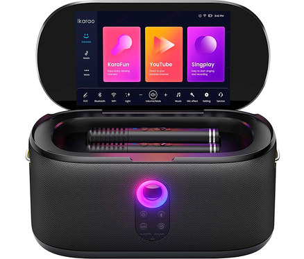 Ein schwarzer Ikarao Karaoke-Lautsprecher mit zwei Mikrofonen im Inneren und einem Bildschirm, der Karaoke-Apps anzeigt.