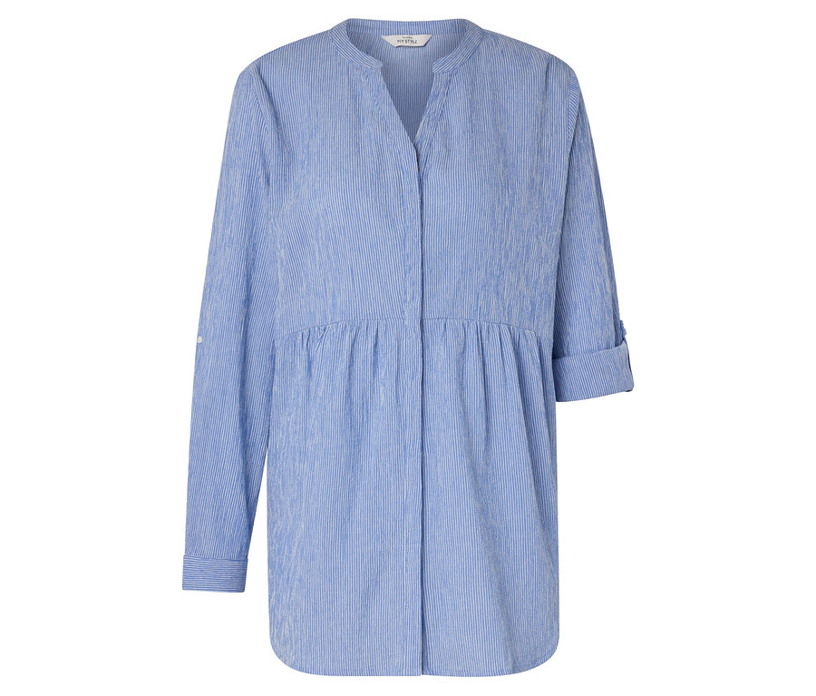 Ein blau-weiß gestreiftes Hemdkleid mit V-Ausschnitt und langen Ärmeln.