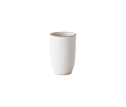 Ein einzelner, hoher, zylindrischer, weißer Becher mit einem schmalen braunen Rand oben und unten, isoliert auf einem weißen Hintergrund.