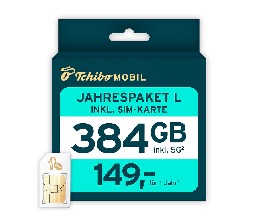 Verpackung des Jahrespaket L mit 216 GB von Tchibo Mobil, inklusive SIM-Karte. Daneben liegt eine SIM-Karte.