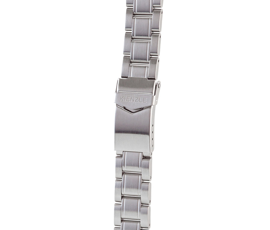Nahaufnahme eines silberfarbenen Metallarmbands mit gebürsteter Oberfläche und einer Faltschließe, in die 'KIENZLE' eingraviert ist.