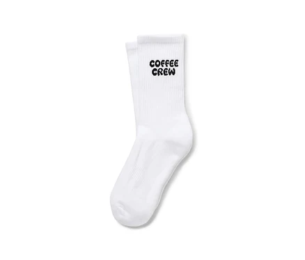 Ein Paar weiße Socken mit dem Aufdruck "Coffee Crew".