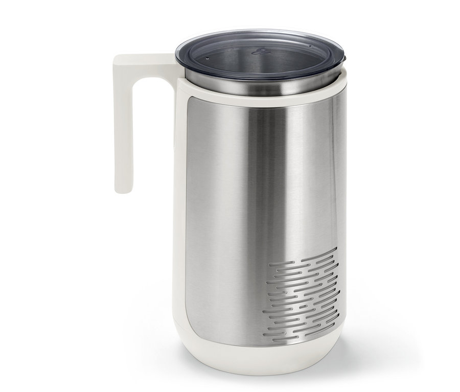 Ein Edelstahl-Thermobecher mit weißem Griff und transparentem Deckel.
