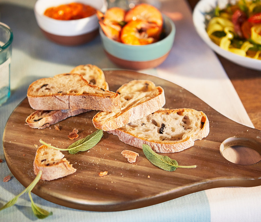 Brotstücke liegen auf einem Servierbrett.