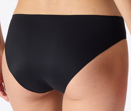 Rückansicht einer Person, die einen schwarzen, nahtlosen Slip trägt.