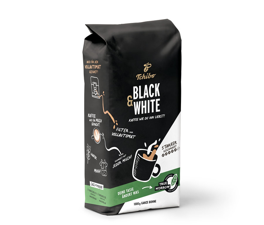 Ein 1 kg Beutel Tchibo Black & White Ganze Bohne Kaffee.
