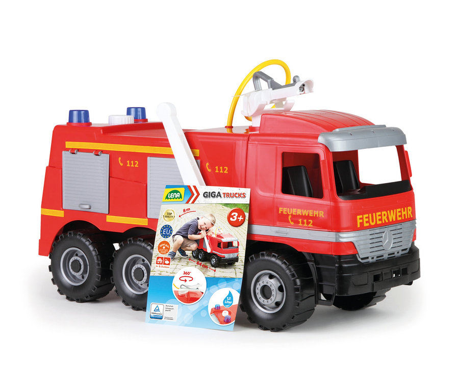 Großer roter Spielzeug-Feuerwehrwagen GIGA TRUCKS »Actros« mit blauen Lichtern, Leiter und Schlauch, auf dem FEUERWEHR und 112 steht.