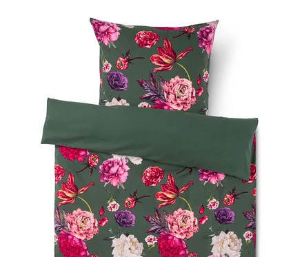 Dunkelgrüne Bettwäschegarnitur mit lebhaftem Blumenmuster aus rosa, roten und violetten Blüten und grünen Blättern, mit einem umgeschlagenen, einfarbigen dunkelgrünen Bereich.