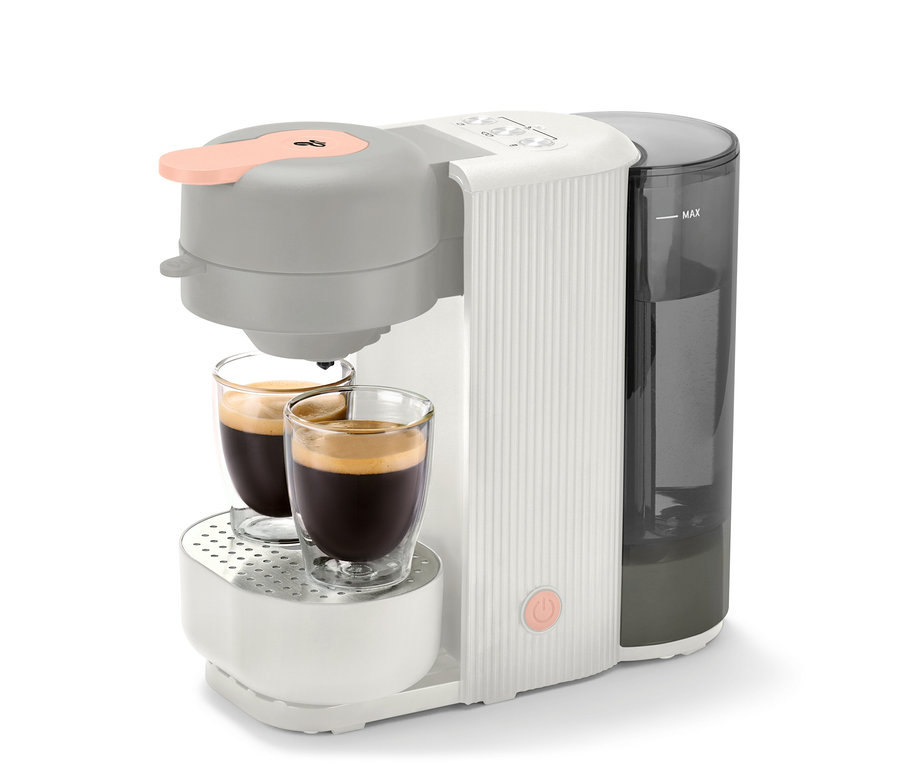 Zwei Tassen Kaffee stehen unter der »Call me Pad« Kaffeepadmaschine Soft White.
