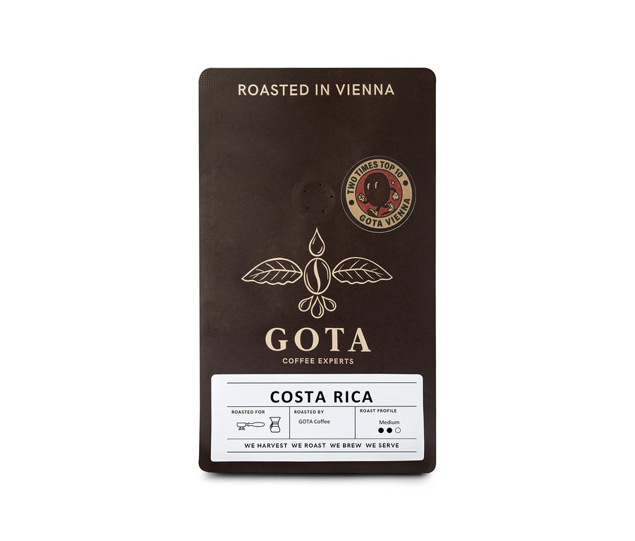 Dunkelbraune Kaffeepackung Gota Coffee Costa Rica mit "Roasted in Vienna", "Two Times Top 10" Logo und "Medium" Röstprofil.