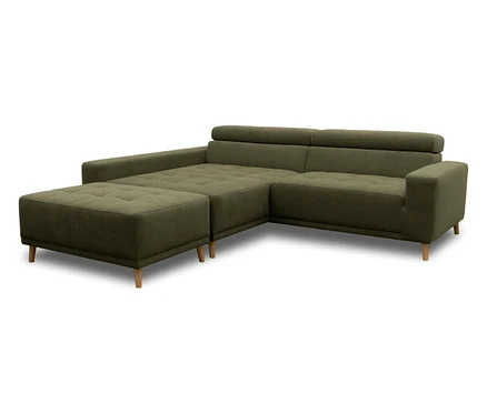 Ein L-förmiges Ecksofa in Olivgrün mit einem separaten Hocker. Die Sitzflächen sind gesteppt und die Rückenlehnen haben verstellbare Kopfstützen. Das Sofa steht auf hellen Holzfüßen.