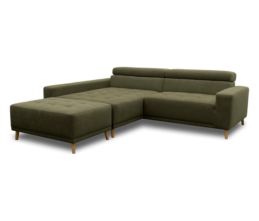 Ein L-förmiges Ecksofa in Olivgrün mit einem separaten Hocker. Die Sitzflächen sind gesteppt und die Rückenlehnen haben verstellbare Kopfstützen. Das Sofa steht auf hellen Holzfüßen.