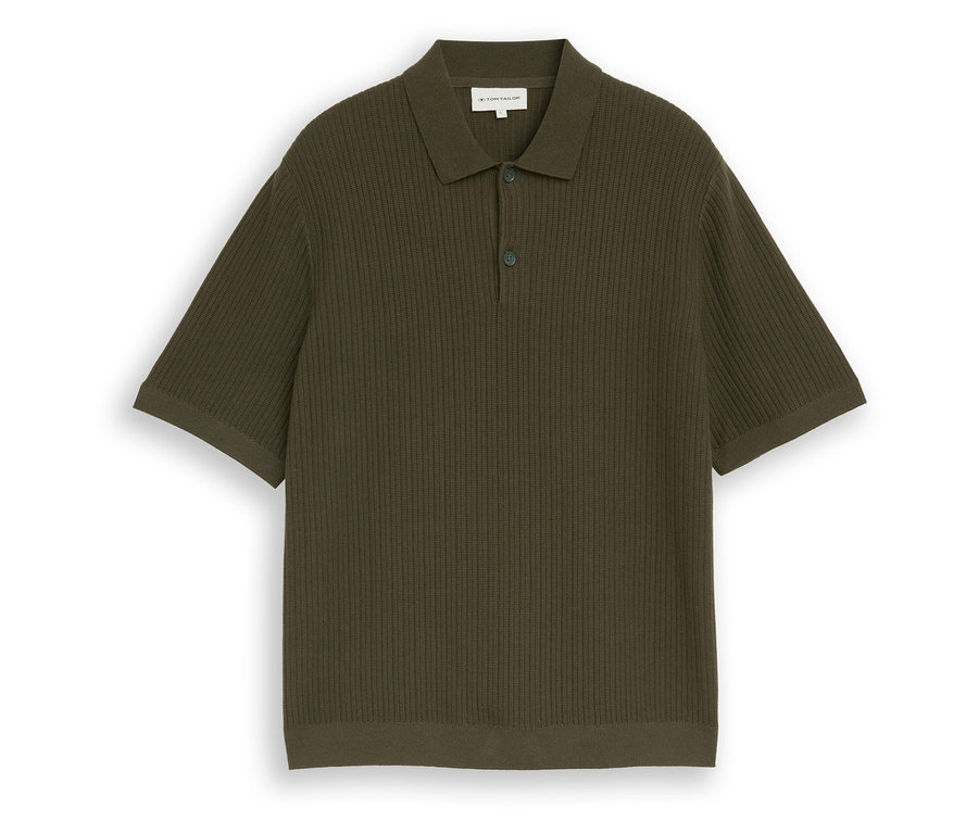 Dunkelgrünes, geripptes Strick-Poloshirt mit kurzen Ärmeln und zwei Knöpfen.