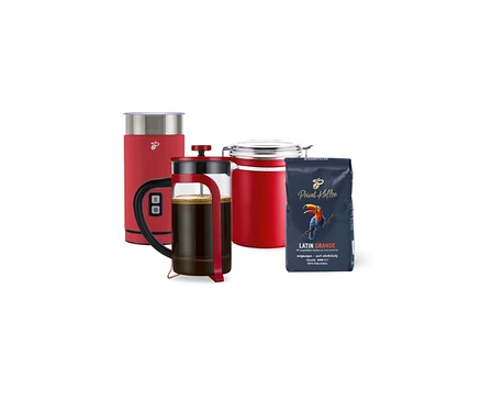 Rotes Bundle mit Milchaufschäumer, French Press mit Kaffee, Vorratsdose und einer blauen Packung Privat Kaffee Latin Grande.