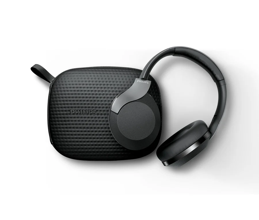 Schwarze Philips Over-Ear-Kopfhörer »Active Noise Cancelling« liegen neben einem schwarzen Etui.