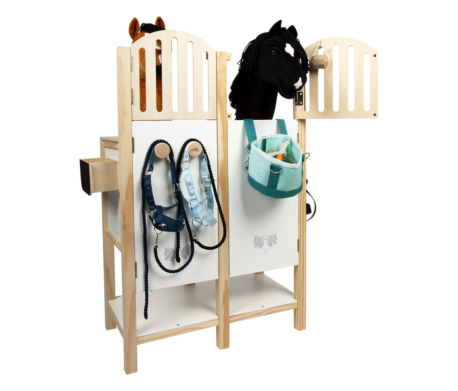 small foot Hobby-Horse-Pferdestall mit zwei Steckenpferden, Zaumzeug und Tasche.