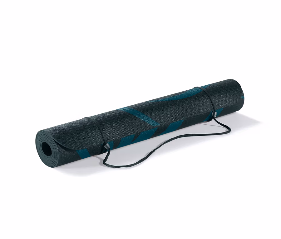 Eine zusammengerollte Yoga- und Fitnessmatte, die mit schwarzen Bändern zusammengebunden ist.