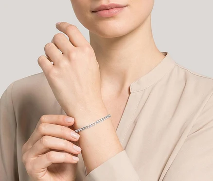 Nahaufnahme eines Arms, der ein Amor 925 Silber Panzer-Armband trägt.