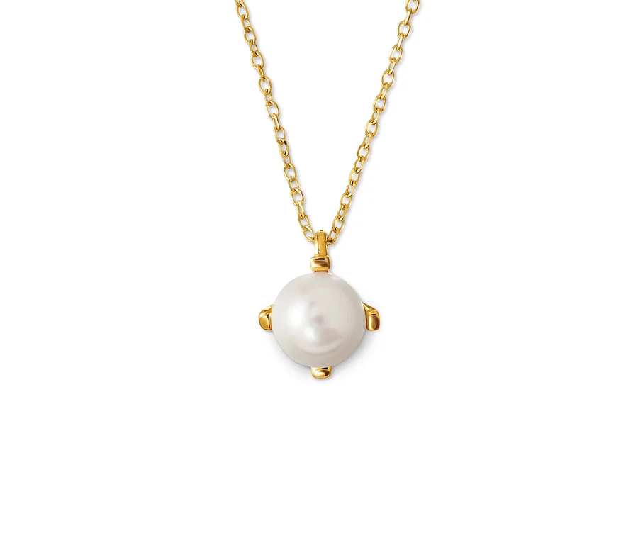 Nahaufnahme einer Gold-Kette mit Süßwasserzuchtperle.