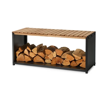 Holz liegt in einem schwarzen Holzregal mit einer hellbraunen Holzplatte.